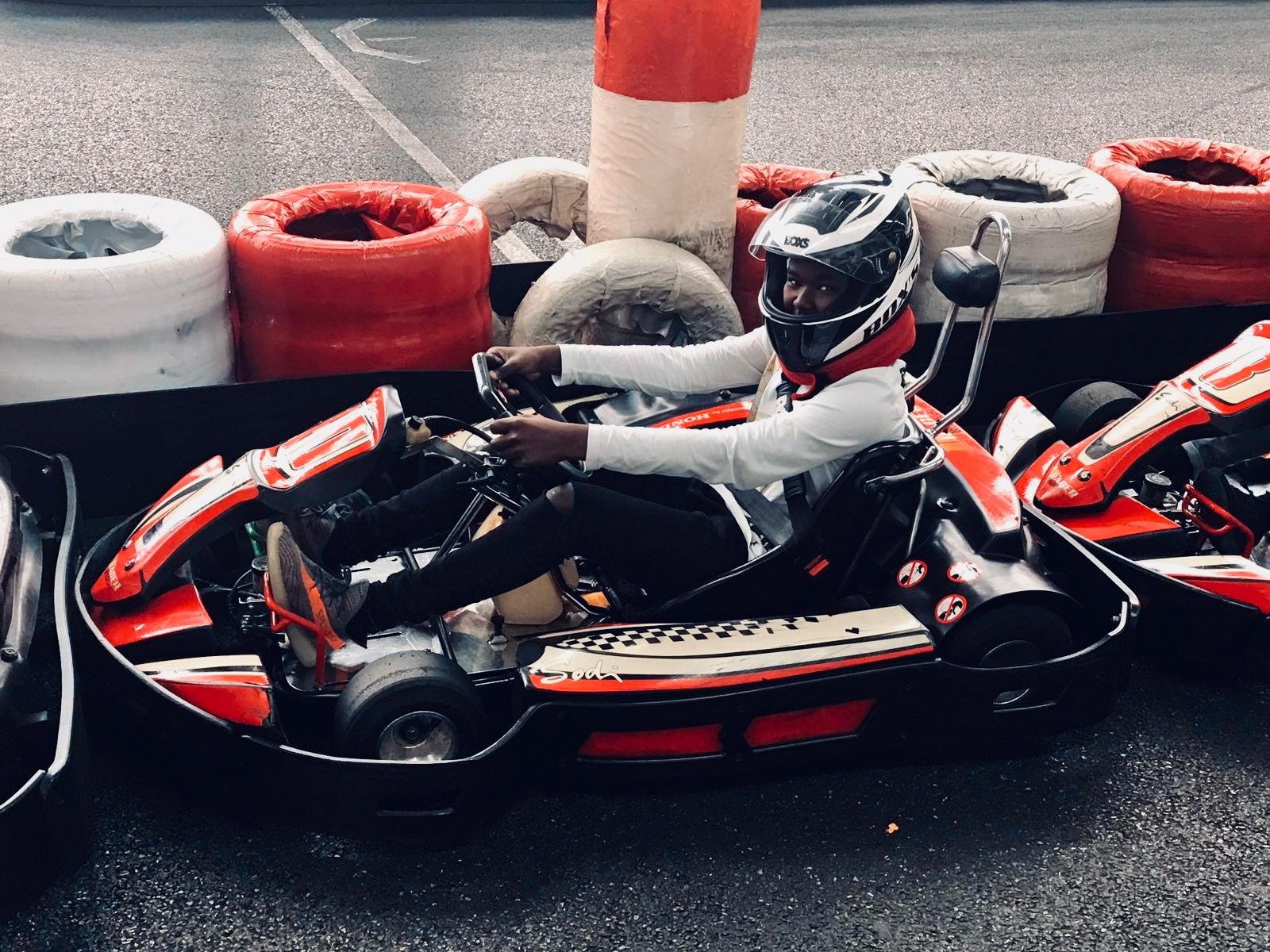 Tjay Tama lors de ses premières expériences en karting — les débuts d'une passion dévorante.