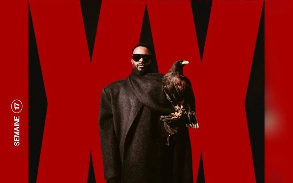 Fally Ipupa continue de confirmer son poids sur la scène musicale internationale. Son album « XX » vient de faire son entrée à la 14e place du classement officiel Ultratop Albums Top 200 en Belgique, un résultat qui marque son meilleur score historique dans ce pays. Cette performance représente une nouvelle étape importante dans la carrière de l’artiste congolais sur le marché européen. Jusqu’ici, son meilleur classement en Belgique était détenu par « Tokooos », qui avait atteint la 21e place. D’autres projets majeurs de Fally Ipupa avaient obtenu des positions plus modestes dans ce même classement : « Control » et « Tokooos II » s’étaient arrêtés à la 58e place, tandis que « Formule 7 » avait culminé à la 134e position. Avec « XX », Fally Ipupa signe donc une progression nette et confirme sa capacité à toucher un public de plus en plus large au-delà des frontières africaines. Ce nouveau classement vient renforcer l’impact commercial et médiatique d’un album qui continue de faire parler de lui.