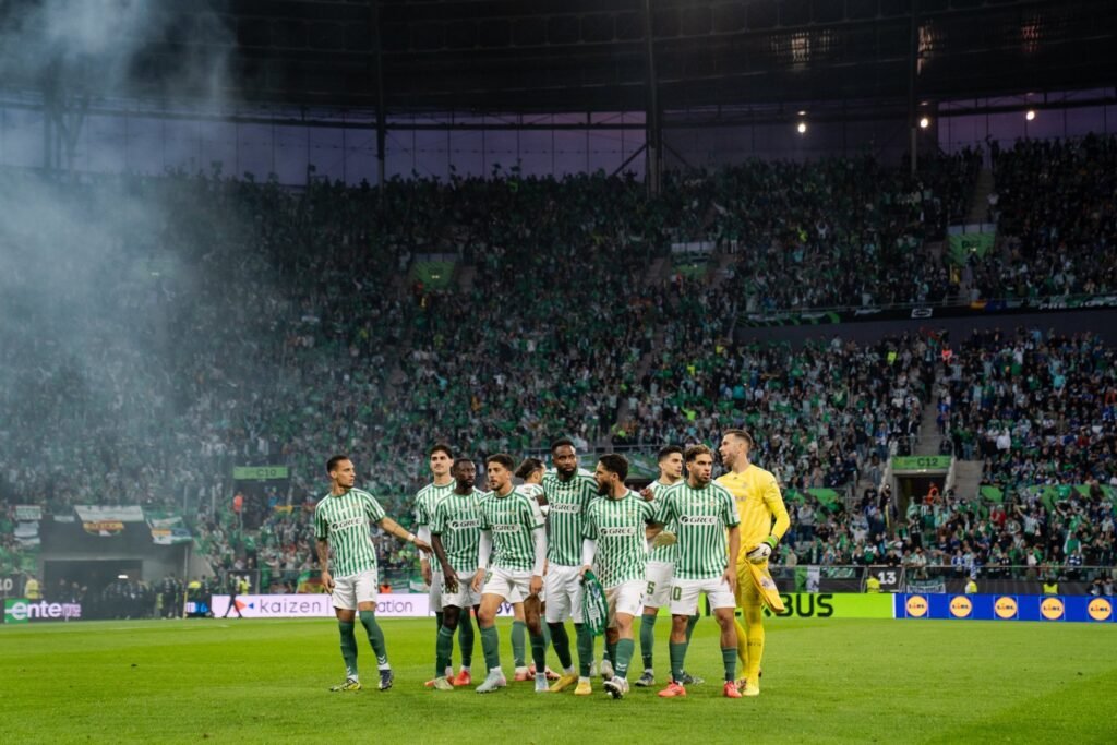 Bakambu et le Real Betis tombent en finale : fin de rêve européen pour l’attaquant congolais 19 img 4907 1